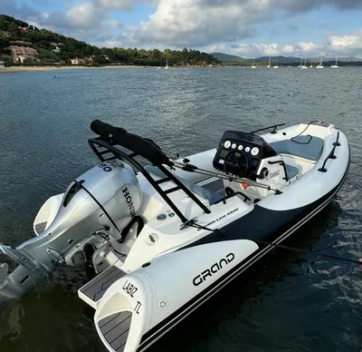 Location Grand G500 Luxe 2024  : semi-rigide 80 cv pour balade en mer, idéal famille et amis à La Londe-les-Maures