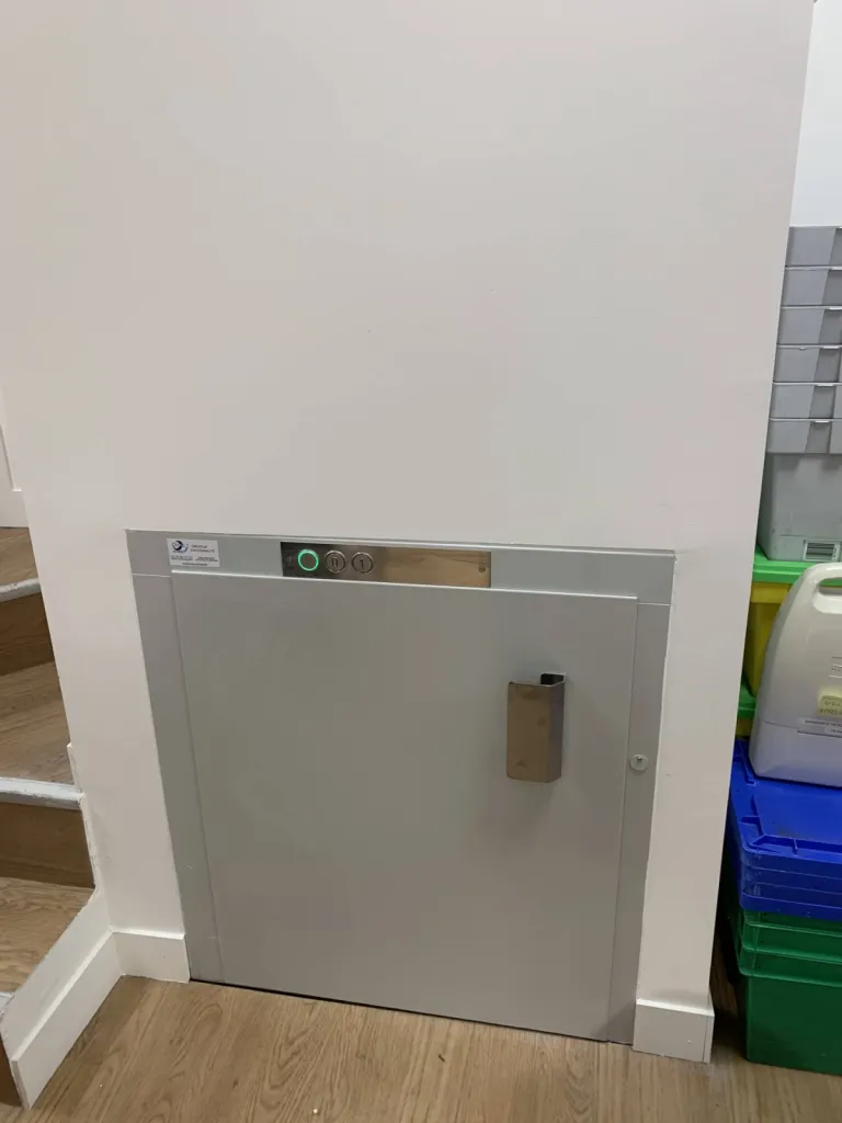 la porte battante ras du sol de ce monte-charges HIDRAL facilité les operations de manutention dans cette pharmacie à Marseille