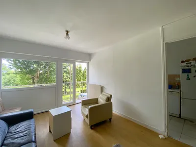 Le Pecq face à la Seine - un appartement de 4 pièces 3 chambres traversant avec ascenseur, cave et parking