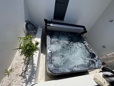 Installation d'un spa 5 places modèle 0552C compact de Be Well à Boissières (30), proche d'Uchaud, pour une relaxation maximale. - MCR Piscines et Spas - Caissargues