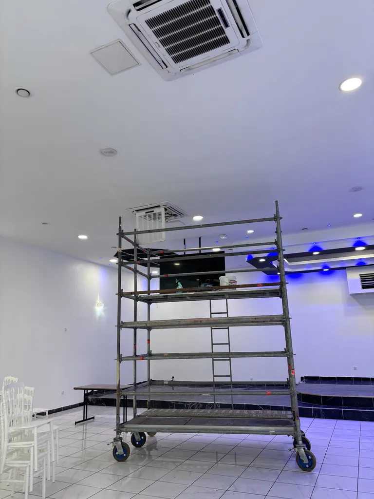 Entretien d’une climatisation Airwell à Gonesse : cassettes plafonnières d’une salle de mariage

