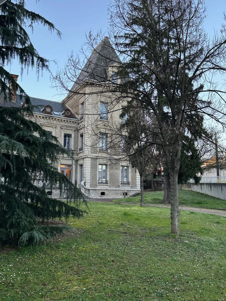 T3 duplex de caractère avec poutres apparentes aux portes de Lyon