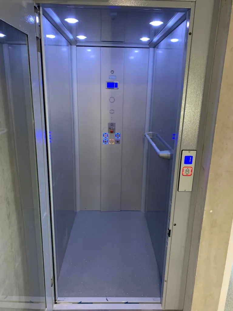 La cabine de l'élévateur vertical VIMEC au sein d'une maison de santé entre Arles & Marseille