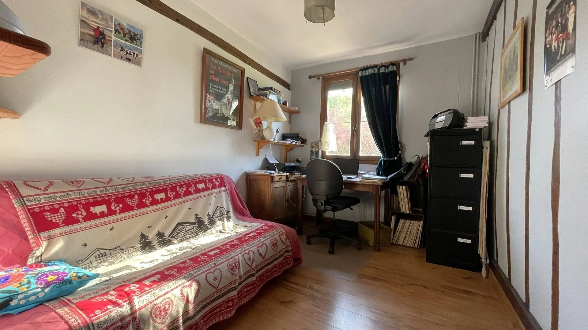 À vendre à la campagne : Longère avec 2 logements : Fonctionnelle et chaleureuse, elle offre de beaux volumes et plusieurs espaces de vie.