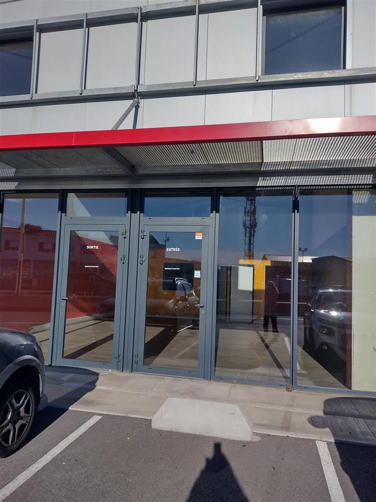Découvrez ce local commercial avec loyer progressif idéal pour un showroom ou une agence à Perpignan, secteur Polygone Nord dans les Pyrénées-Orientales, offrant visibilité et parking.
