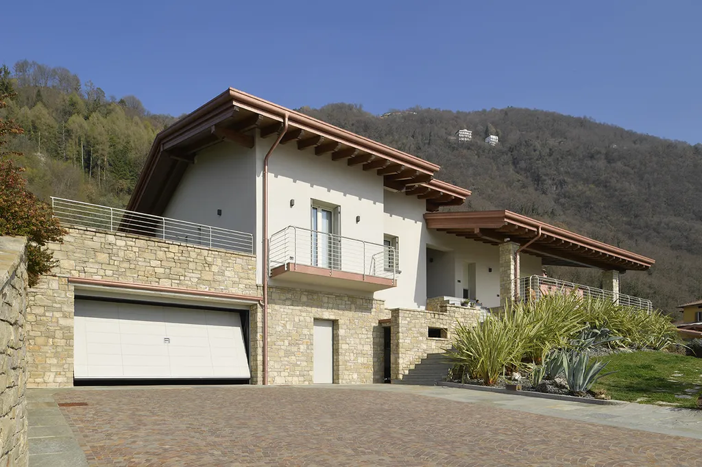 Portes de garage basculantes Silvelox Secur et Secur Plus en Corse-du-Sud : contrepoids auto-releveur breveté, sans rails au plafond, bois Okoumé et certification anti-effraction classe 3 pour exigences les plus élevées