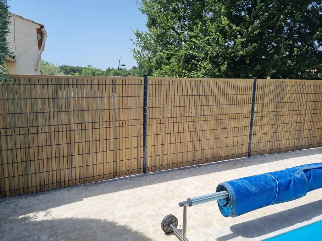 installation de grillage rigide avec lames pvc bois à Aubagne