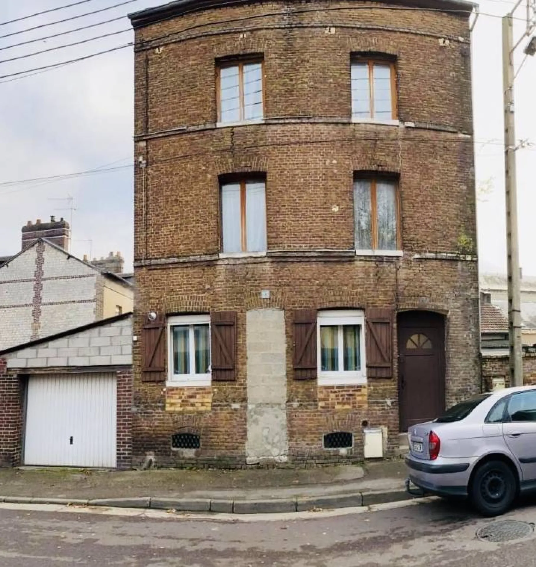 maison de briques avec travaux de 120m² sur un terrain de 100m² avec garage sur la commune de CAUDEBEC LES ELBEUF 76320