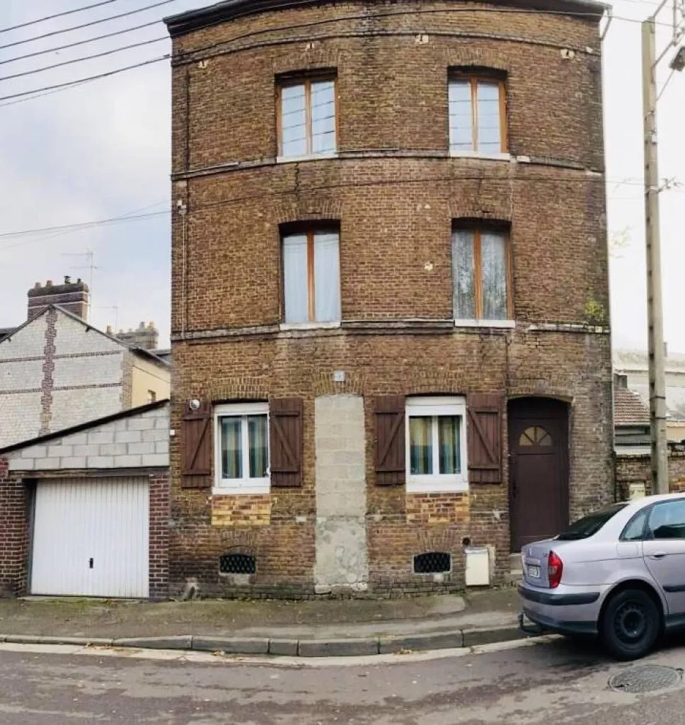 maison de briques avec travaux de 120m² sur un terrain de 100m² avec garage sur la commune de CAUDEBEC LES ELBEUF 76320