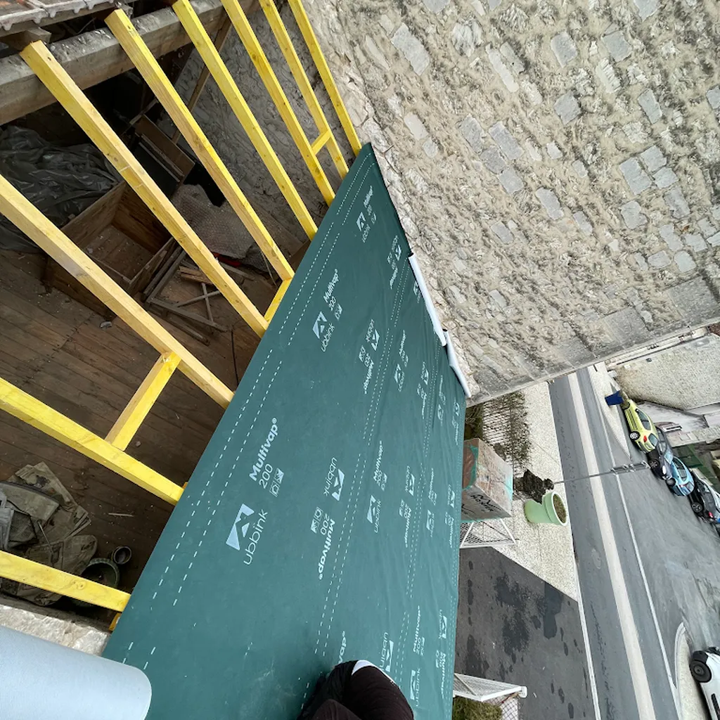 Mise en place d'écran sous toiture pour une meilleure isolation et étanchéité à Orvault