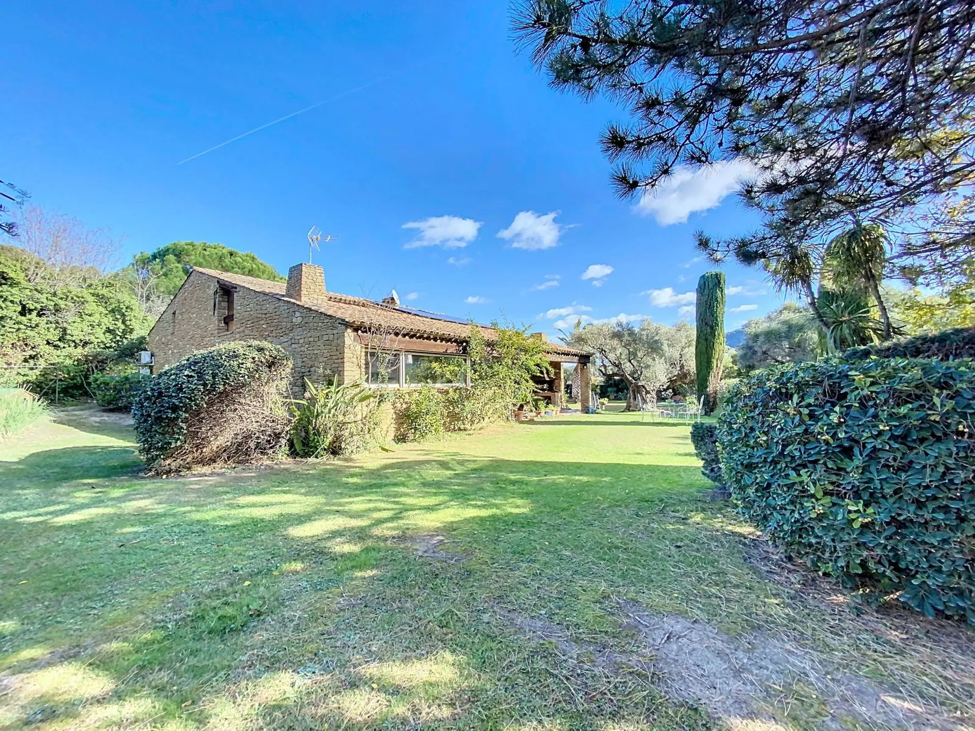Terrain plat et arboré maison à vendre à Saint Cyr sur Mer