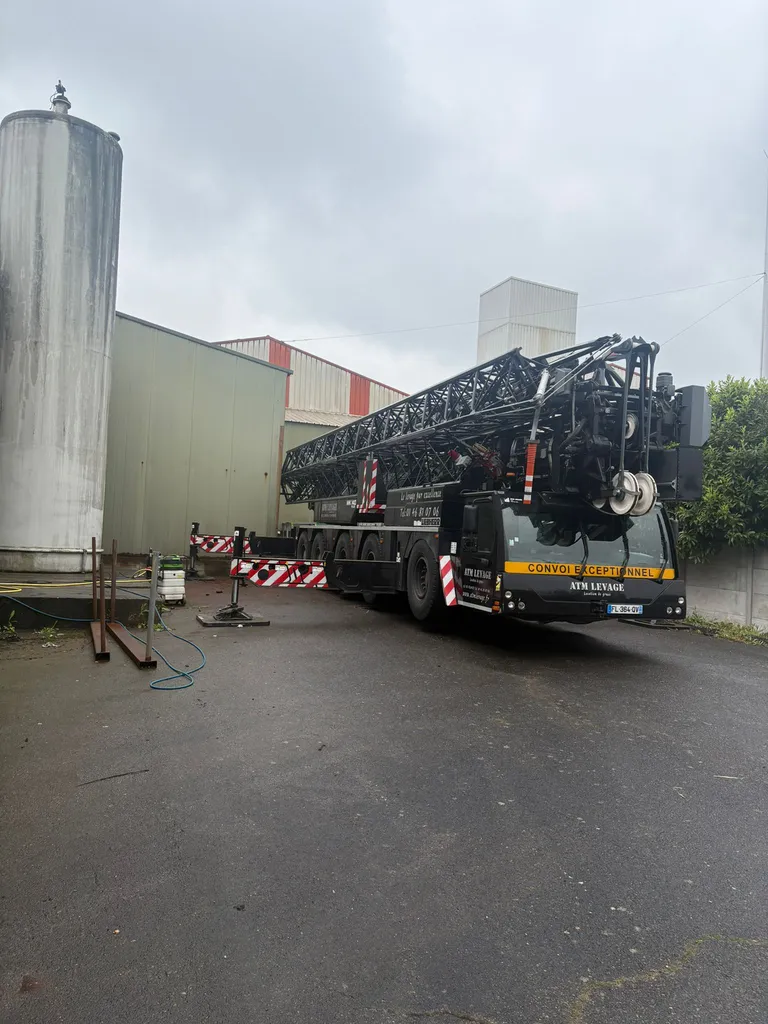 Location de grue mobile Liebherr MK 140 PLUS à Aulnay-sous-Bois : réfection de toiture industrielle