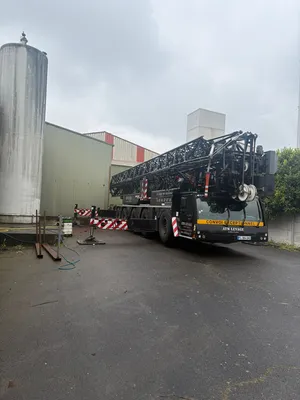 Location de grue mobile Liebherr MK 140 PLUS à Aulnay-sous-Bois : réfection de toiture industrielle