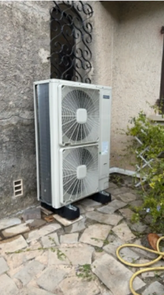 Pose d'une Unité extérieure de la pompe à chaleur air-eau Hitachi Yutaki S80 à Aubagne à côté de La Ciotat.