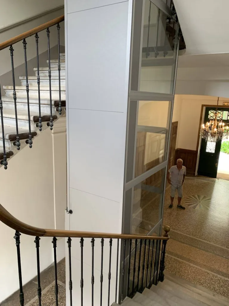 La structure autoporteuse en verre transparent de cet élévateur vertical NAMILIFT à Orange près d'Avignon réalisé par Oval'Access