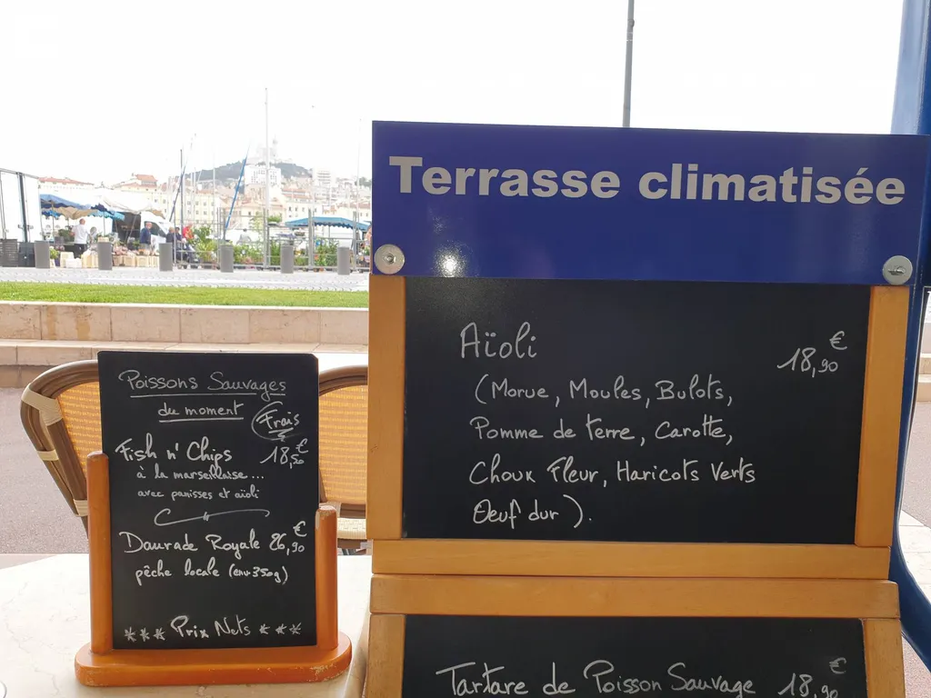 Terrasse et salle climatisées