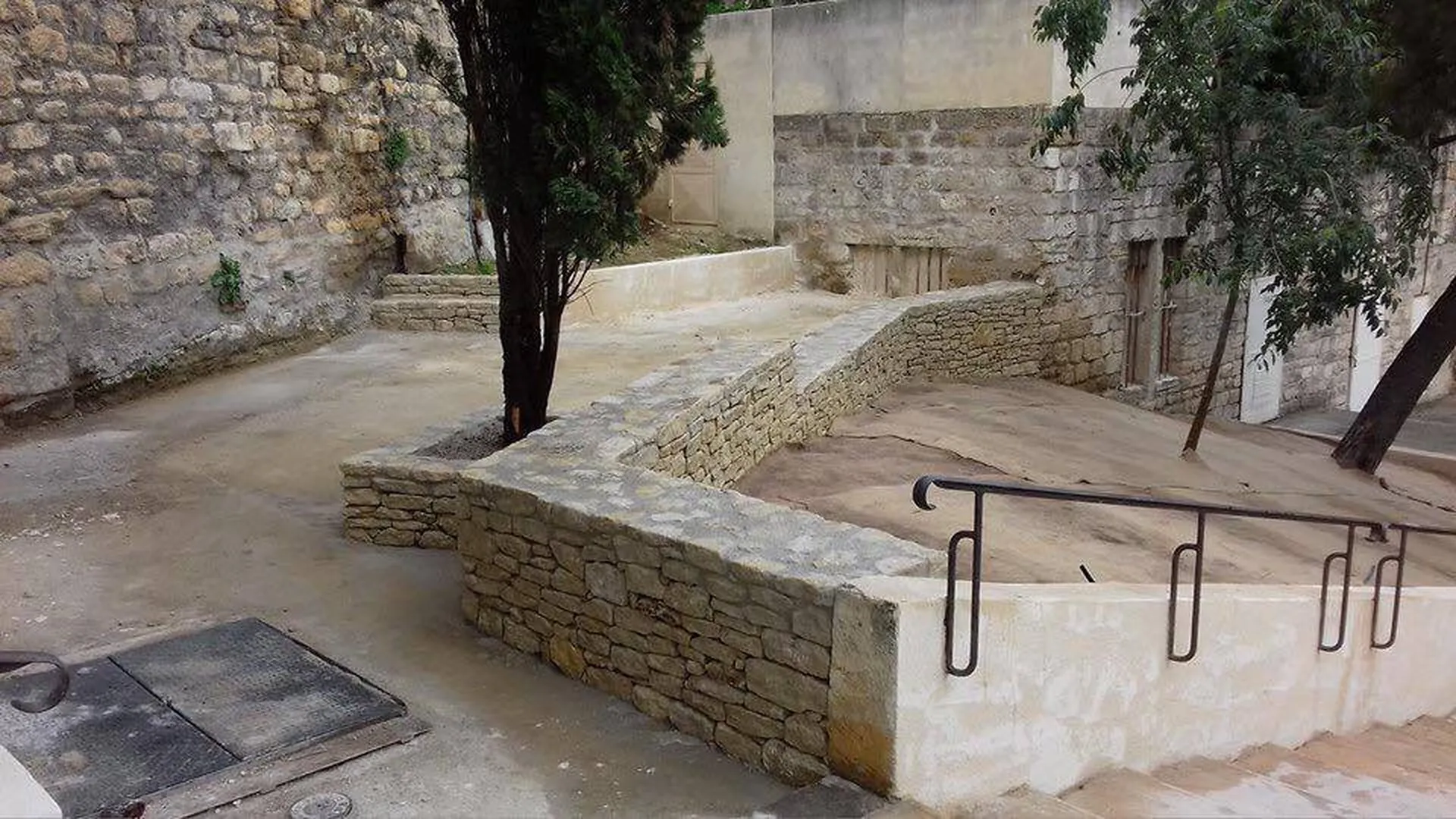 Paysagistes pour la création de murets en pierre dans les Alpilles 13430, à Saint-Rémy-de-Provence 13210, pour un aménagement extérieur traditionnel et durable