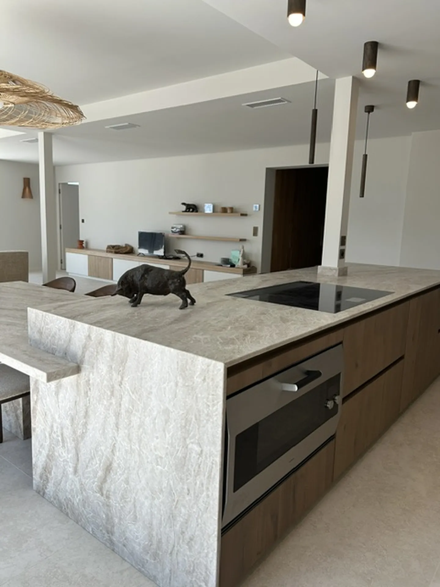 Conception d'une cuisine design sur mesure haut de gamme italienne avec îlot central à Six Fours dans le Var