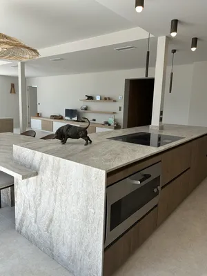 Conception d'une cuisine design sur mesure haut de gamme italienne avec îlot central à Six Fours dans le Var