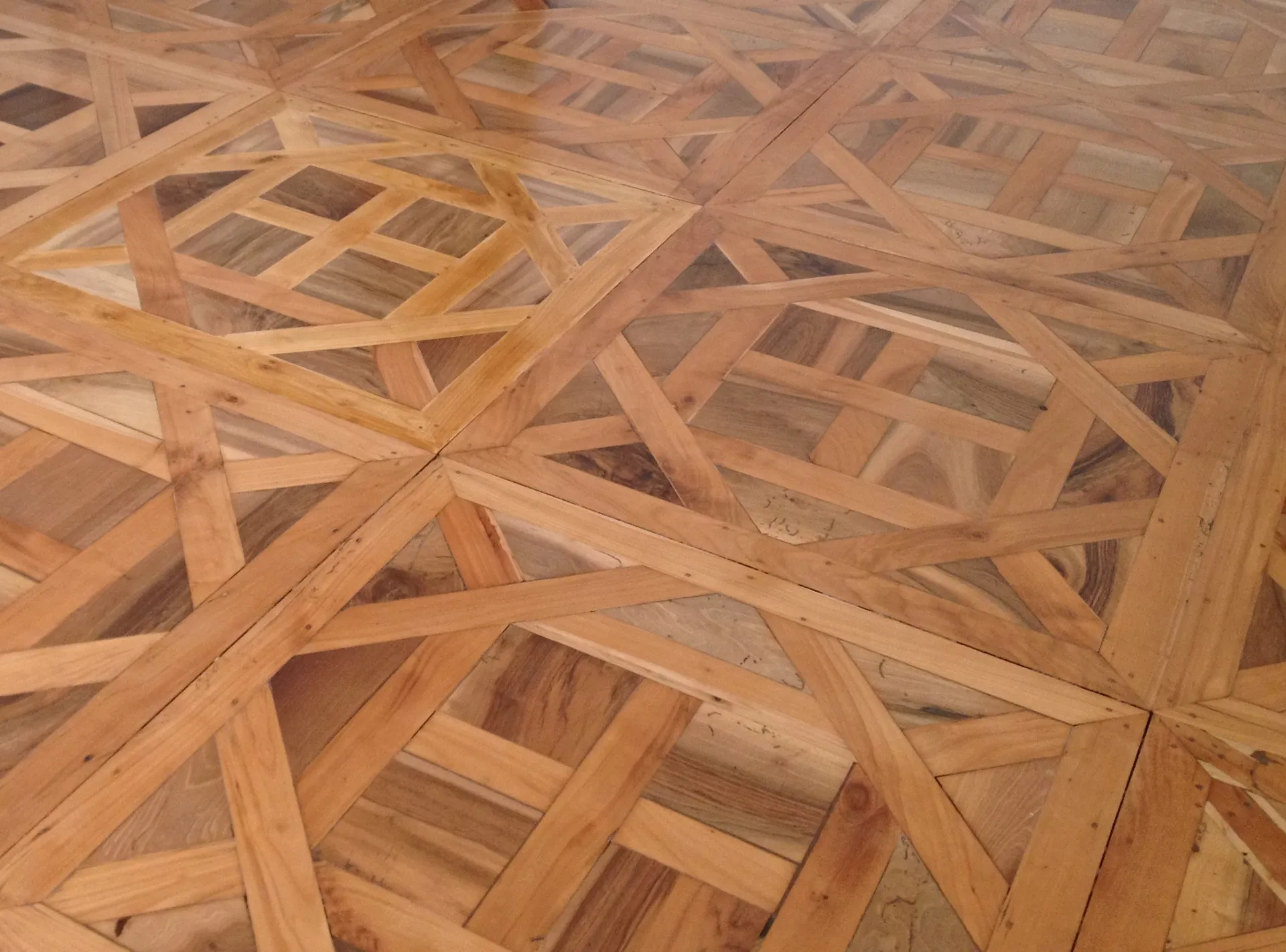 Restauration d’un parquet Versailles en 3 essences de bois dans un appartement haussmannien à Lyon 6