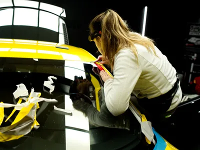Finition précise du film 3M Bright Yellow sur carrosserie Audi R8