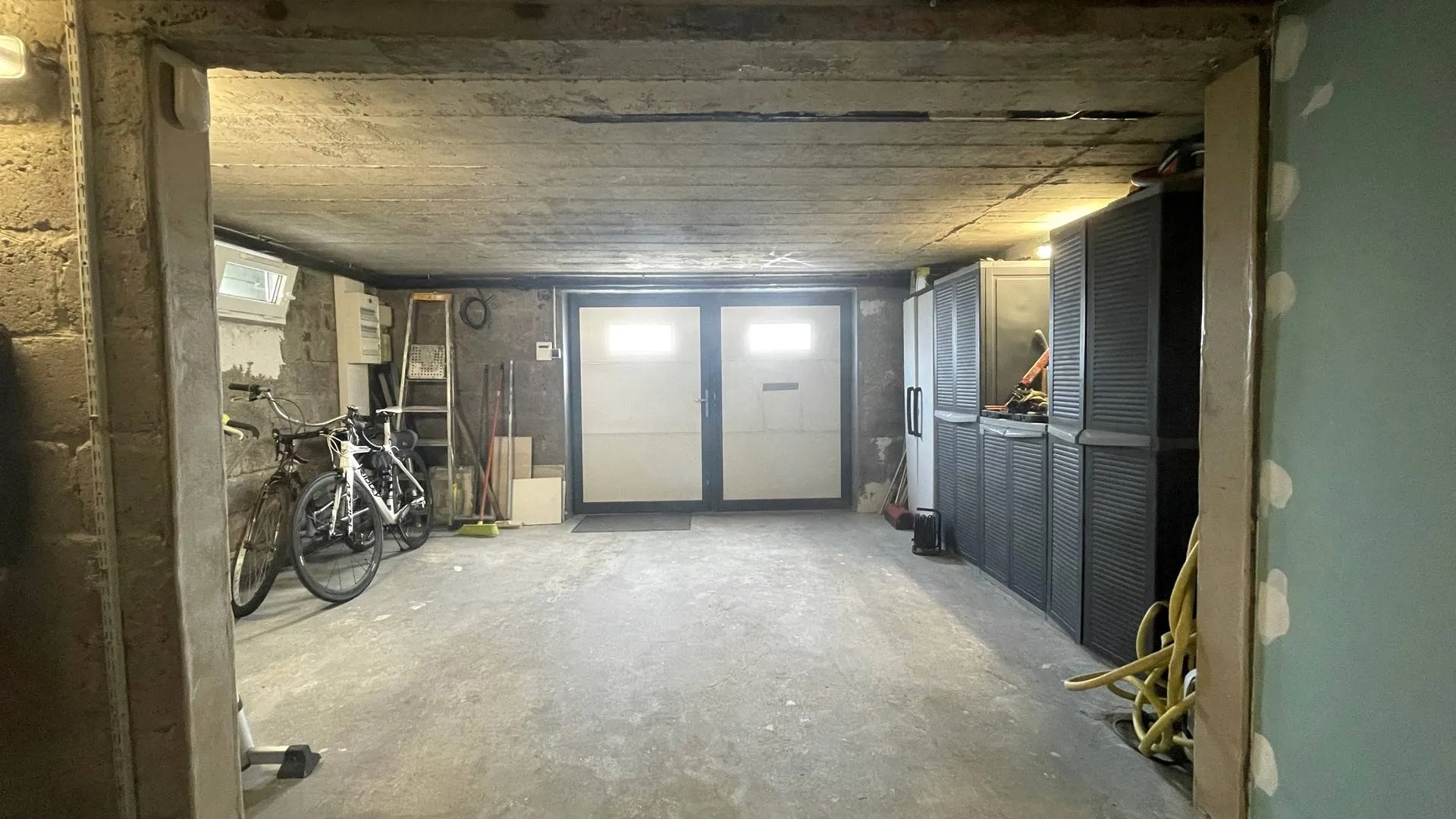 Maison avec place de parking à vendre à Dieppe : Une place de parking complète cette propriété, offrant un espace de stationnement pratique en ville.