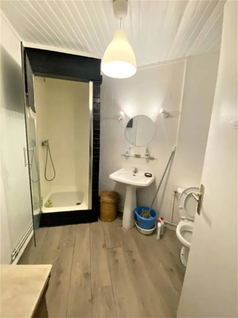 Salle d'eau spacieuse avec possibilité de mettre une baignoire