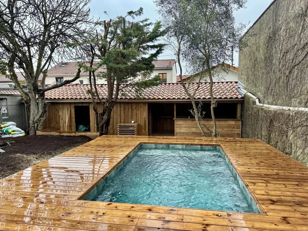 Création abri avec bar bardage volige couvre-joint pin marron sur mesure à Bordeaux