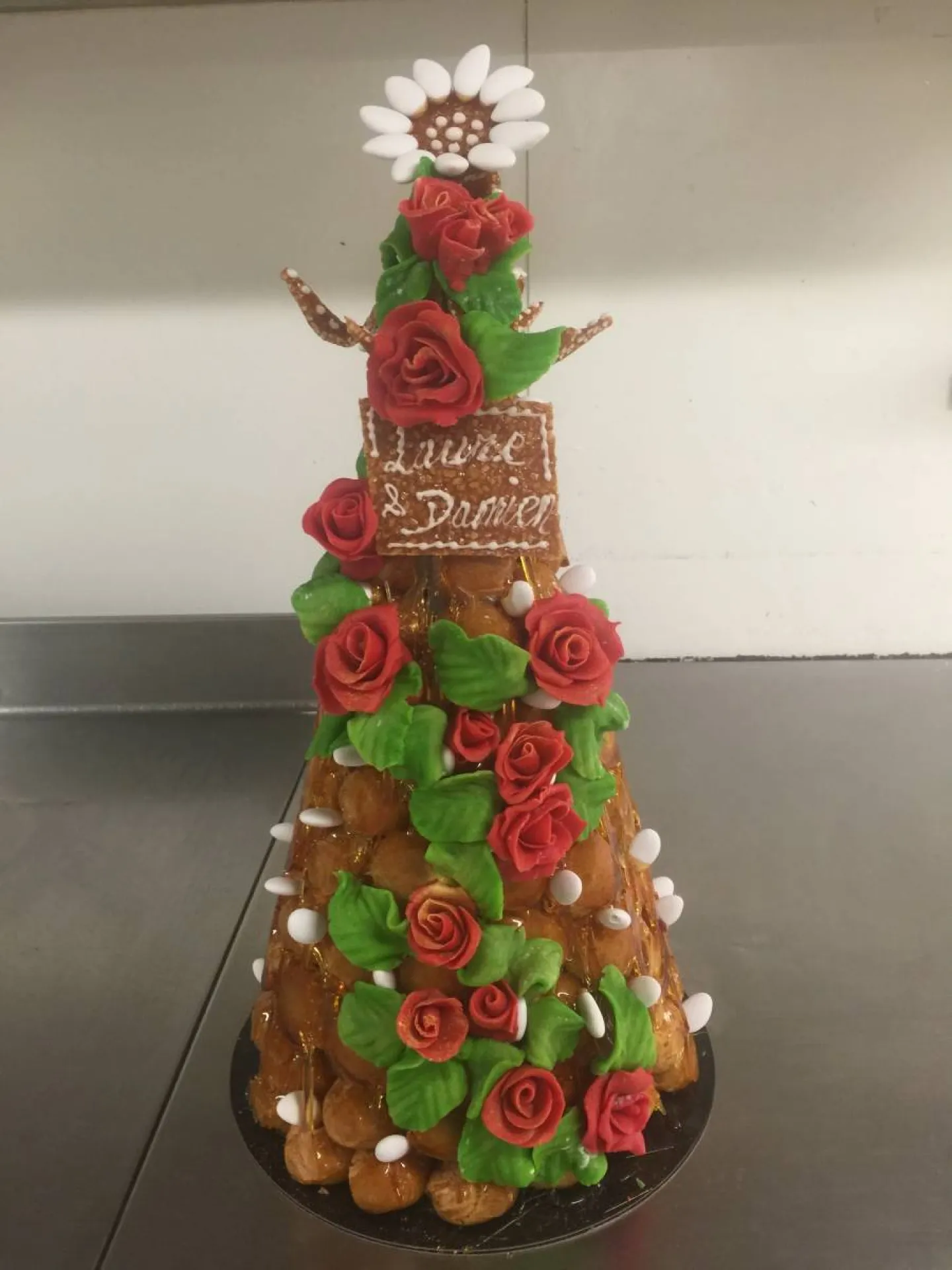 pièce montée traditionnelle décor roses en pâte d'amande,jassans