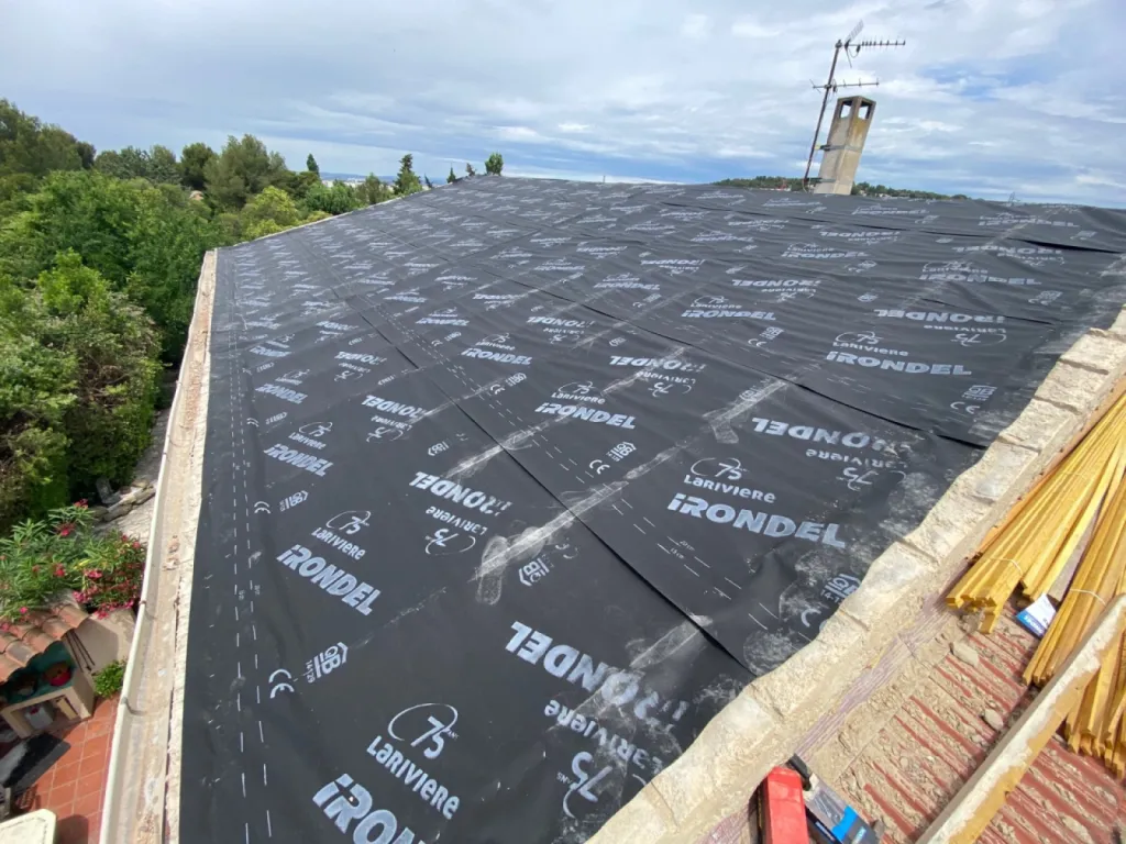 Changement d’une toiture de maison en tuiles Abeilles sur Martigues