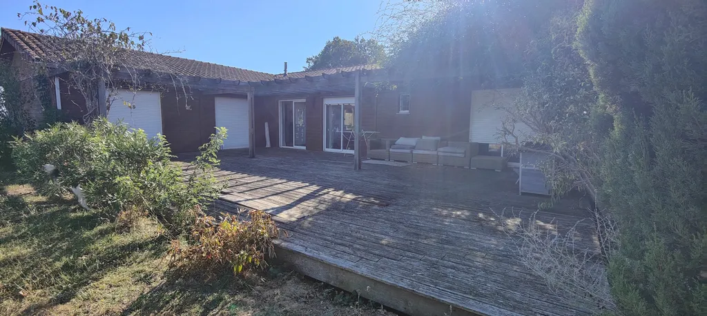 Terrasse en bois résineux Thermo'Pin et pergola Douglas sur mesure autour de piscine à Vaïssac en Tarn-et-Garonne