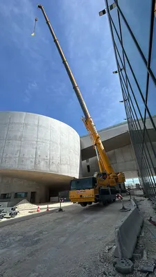 Location de grue mobile Liebherr 160 tonnes à Paris pour chantier d'équipement public