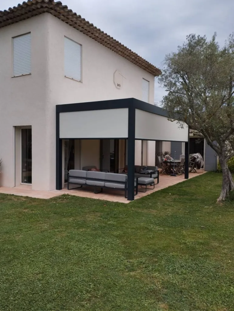 Installation d’une pergola bioclimatique sur mesure modèle Camargue à Puyricard (13)##https://renson.rossipro.fr/details-installation+d+une+pergola+bioclimatique+sur+mesure+modele+camargue+a+puyricard+13-644