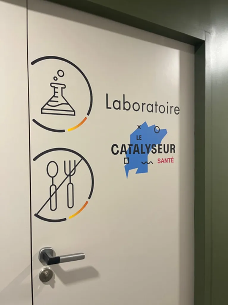 Signalétique directionnelle pour bureaux tertiaires à Suresnes
