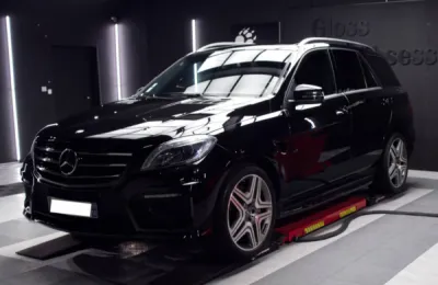 Protégez votre Mercedes ML63 AMG avec un film PPF XPEL de qualité pour conserver sa peinture impeccable et son apparence élégante, tout en assurant une protection contre les rayures et les impacts.
