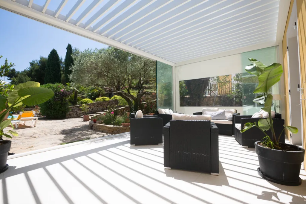 Pose d'une pergola bioclimatique à lames orientables au Beausset dans le Var