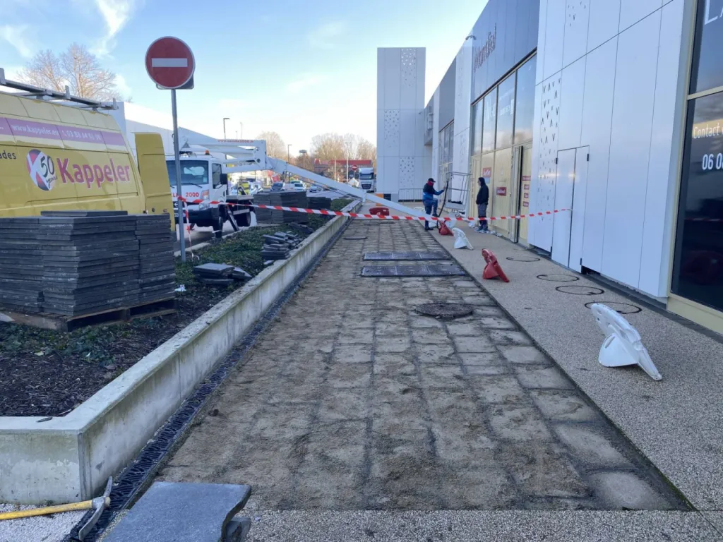 Dépose de dalle par l'entreprise CLK devant le Conforama à Geispolsheim