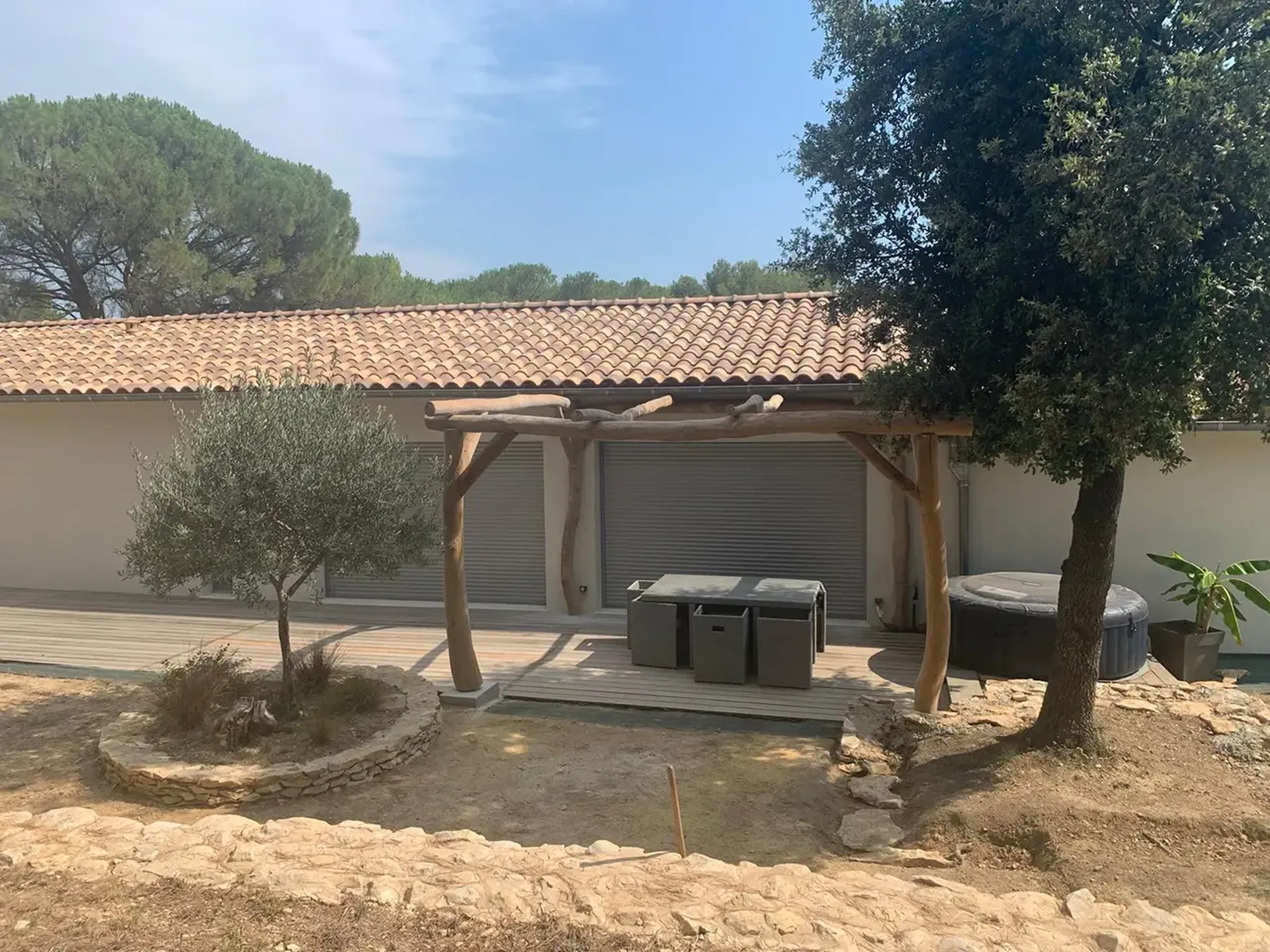Installation d’une pergola en bois flotté sur-mesure pour espace détente et élégance naturelle à Florensac