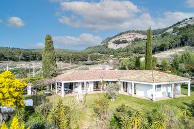 A vendre maison individuelle T4 de plain-pied Cassis  au calme, en campagne, avec piscine et vue mer