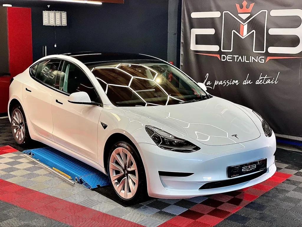 Protection traitement céramique carrosserie et jantes Tesla modèle 3 Lyon 