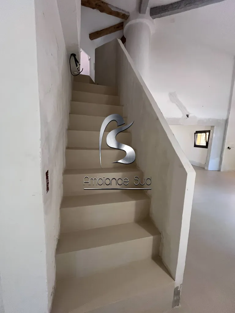 Comment obtenir un escalier moderne et tendance grâce au béton ciré taloché à Rognes à côté d’Aix-en-Provence