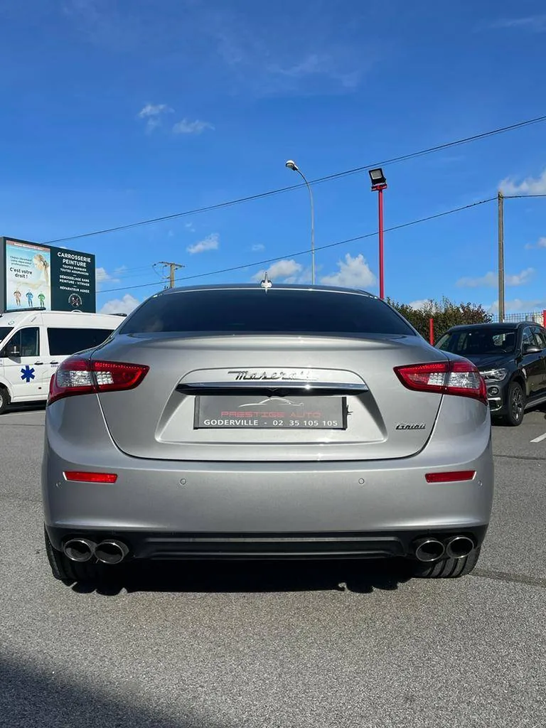 Maserati Ghibli derrière à Rouen