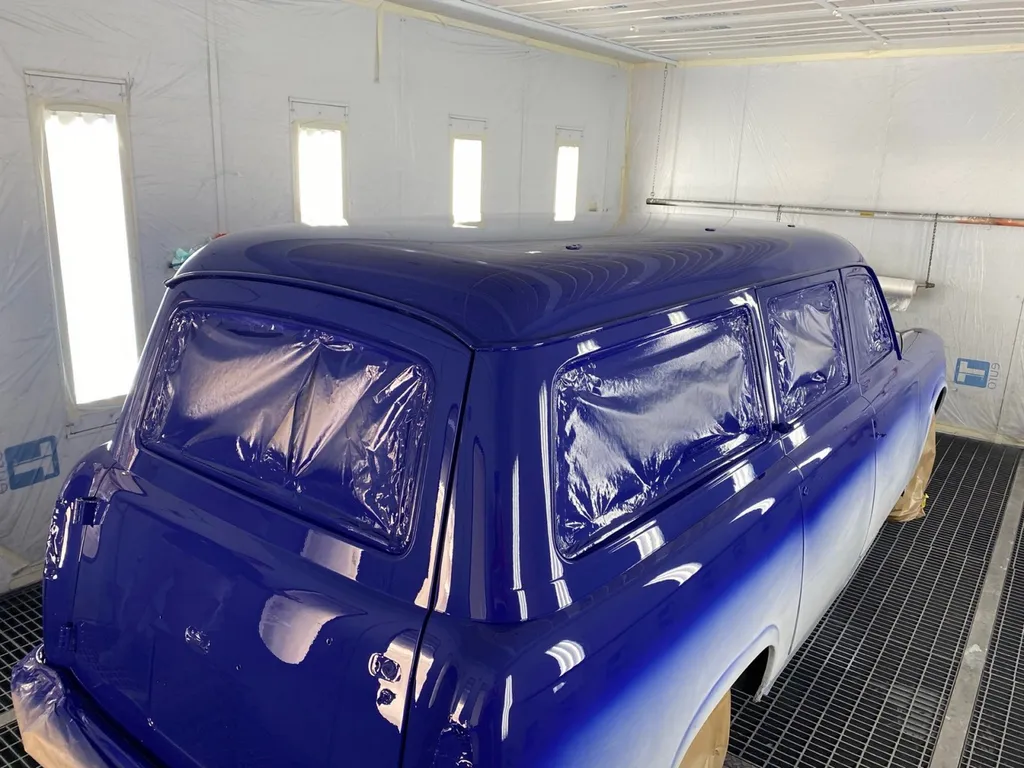 Restauration carrosserie d'une Peugeot 403 chez Platinum Carrosserie a Carnoux 13470 avec franchise offerte