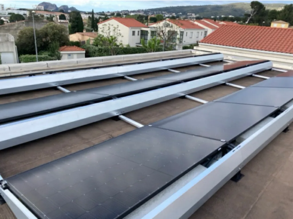 Installation de panneaux solaires Dualsun 425W sur toiture plate à La Ciotat avec structure incliné