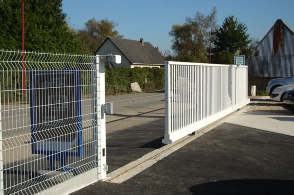 Portail coulissant sur rail manuel à barreaudage