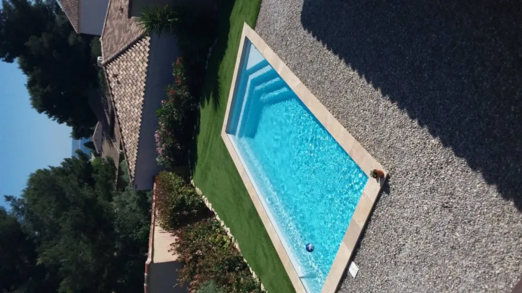 Paysagiste pour aménagement de jardin autour d’une piscine d’une maison à Rognac