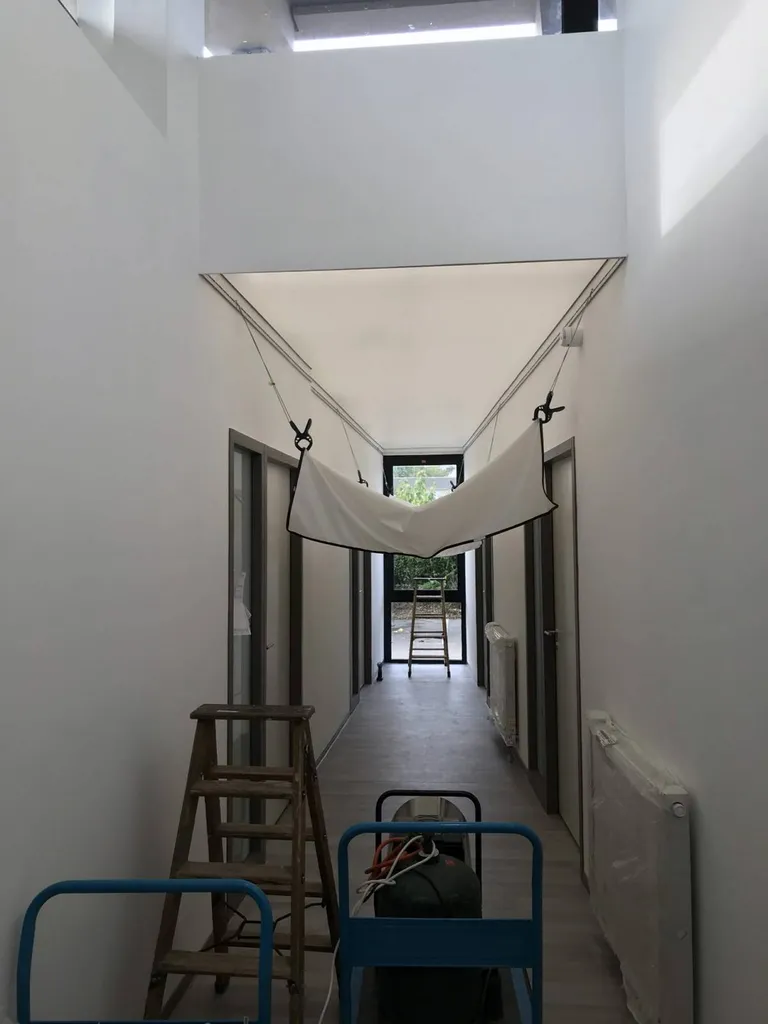 Plafond tendu lumineux acoustique dans les bureaux de la CAF de Carcassonne situé dans l'aude