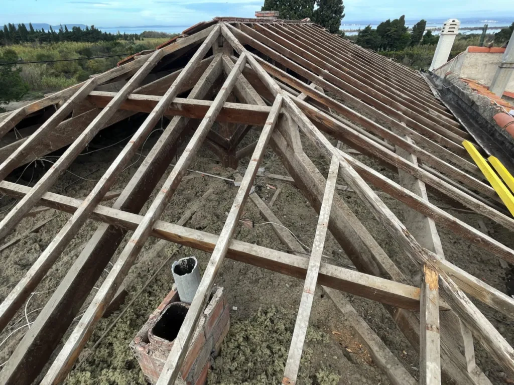 Intervention des couvreurs sur un changement de toiture de maison sur Châteauneuf-les-Martigues près de Martigues