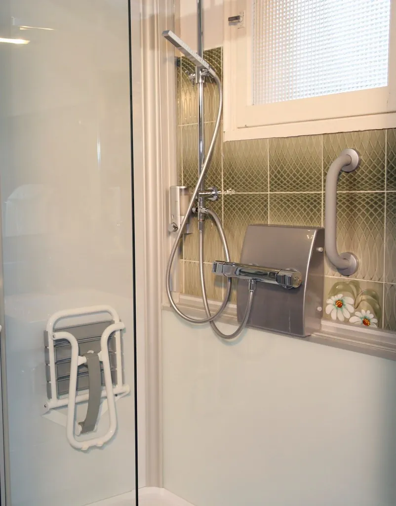 Ch V4 SDB Douche de plein pied et siège rabattable. HDLP Bormes les Mimosas