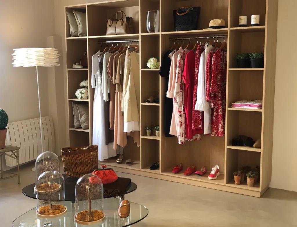 Sac Tod's, bougies Nobilis, bouquet Lou de Castellane chez Sacha Mode le Concept Store du Luberon